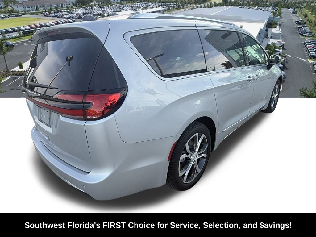 2026 Chrysler Pacifica Pinnacle photo 4