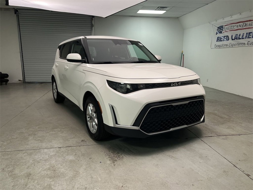 2023 Kia Soul LX's photo