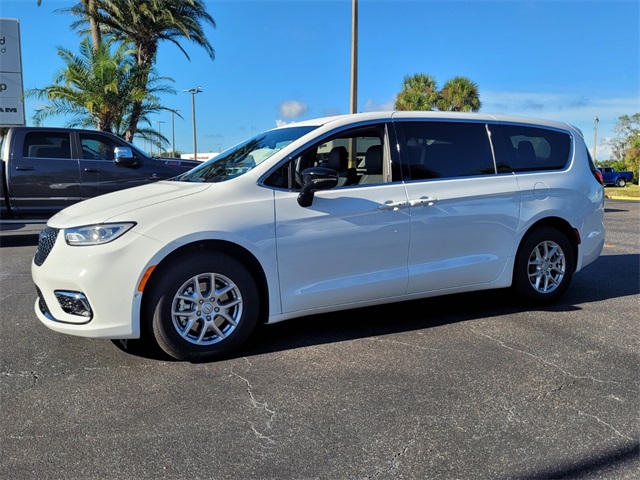 2026 Chrysler Pacifica photo 3