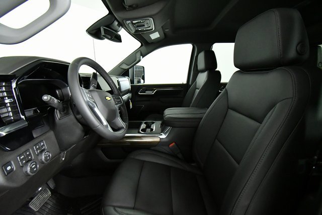 2026 Chevrolet Silverado 3500HD LT photo 4