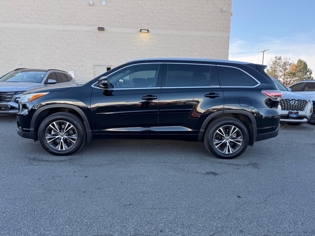Used 2016 Toyota Highlander XLE with VIN 5TDJKRFH7GS285514 for sale in Kansas City