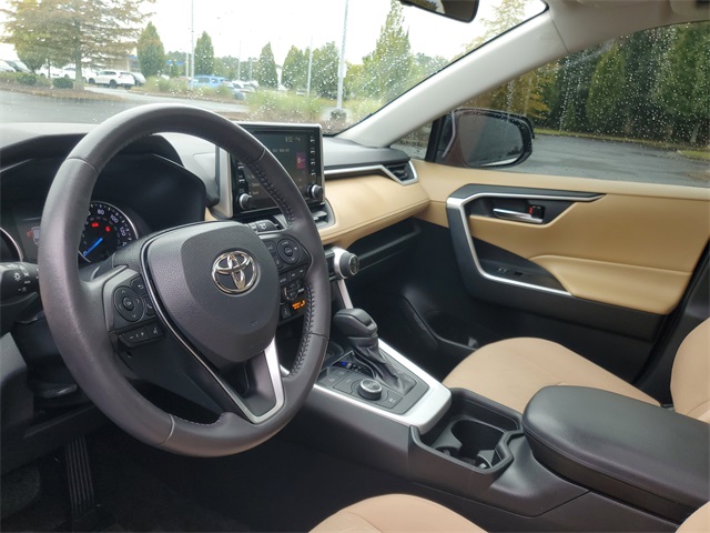 2020 Toyota RAV4 Hybrid XLE photo 13
