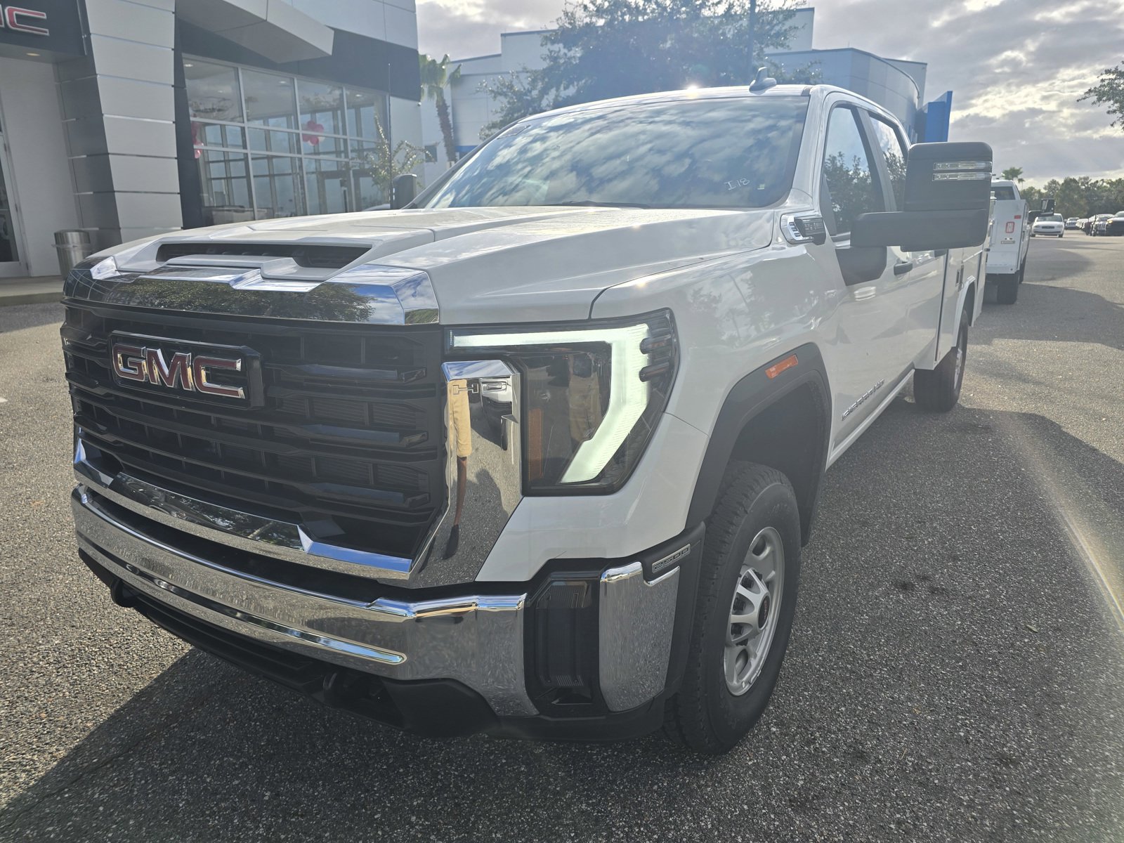 2024 GMC Sierra 2500HD Pro's photo