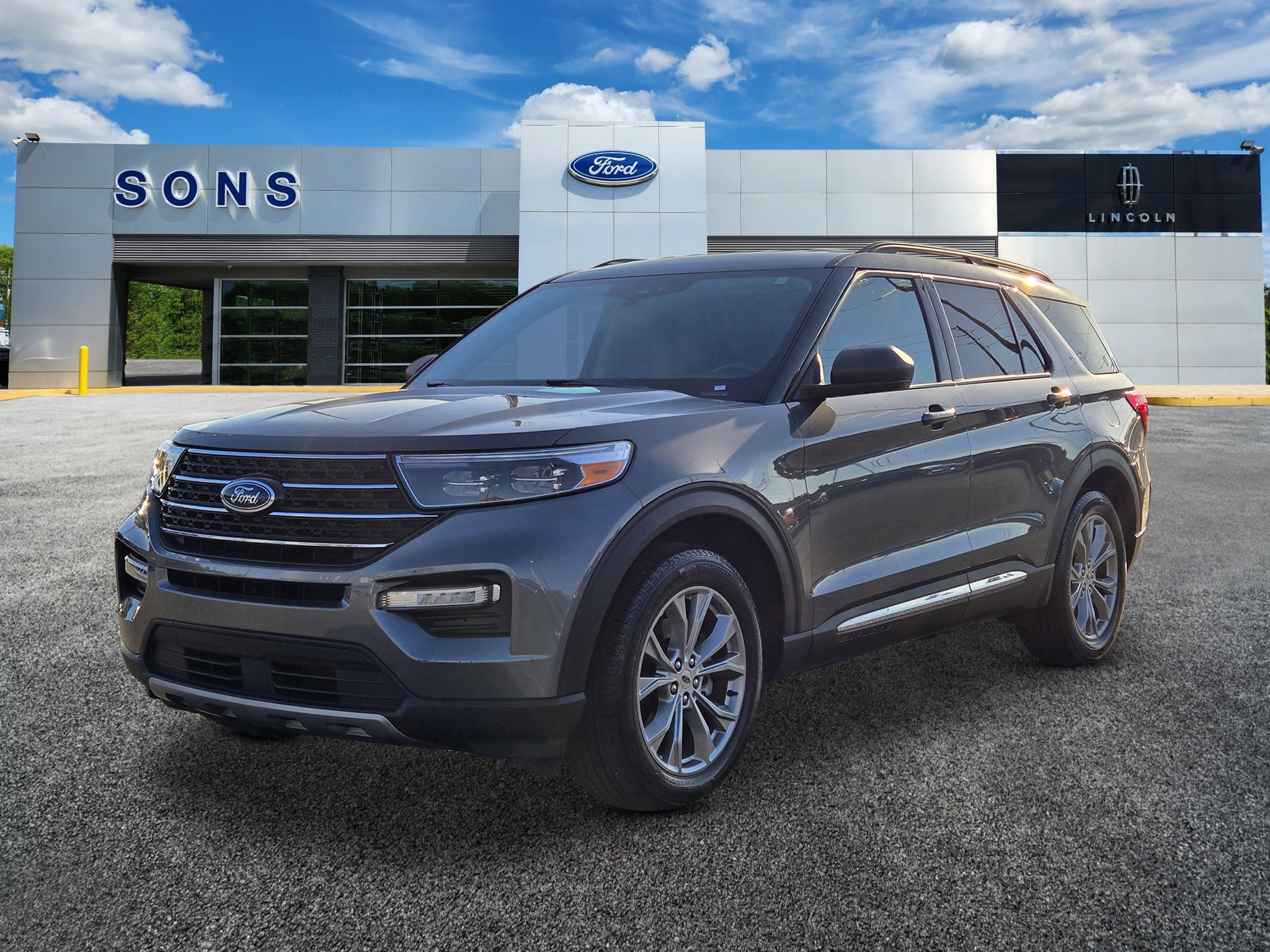 2023 Ford Explorer XLT's photo