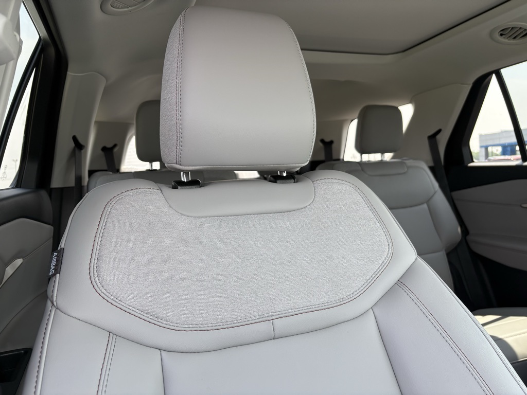 2025 Ford Explorer photo 26