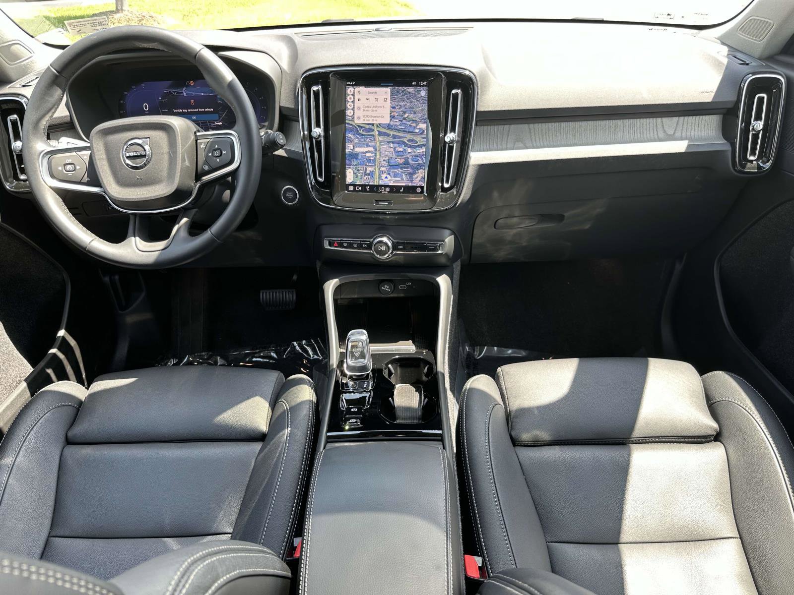 2025 Volvo XC40 Plus photo 2