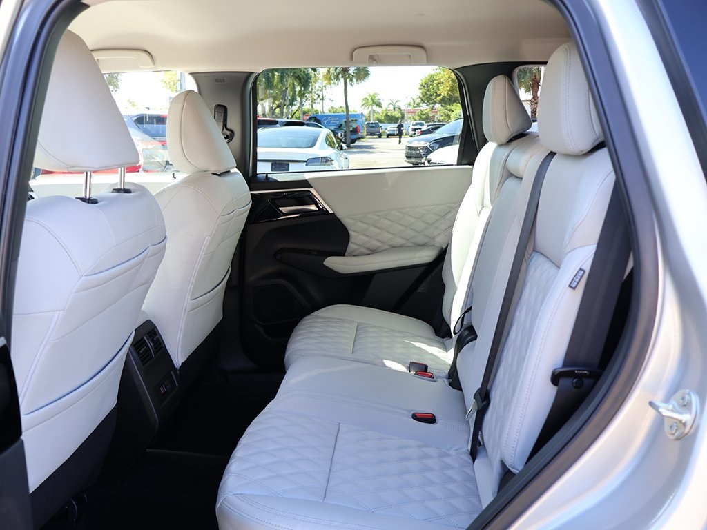 2022 Mitsubishi Outlander SEL photo 32