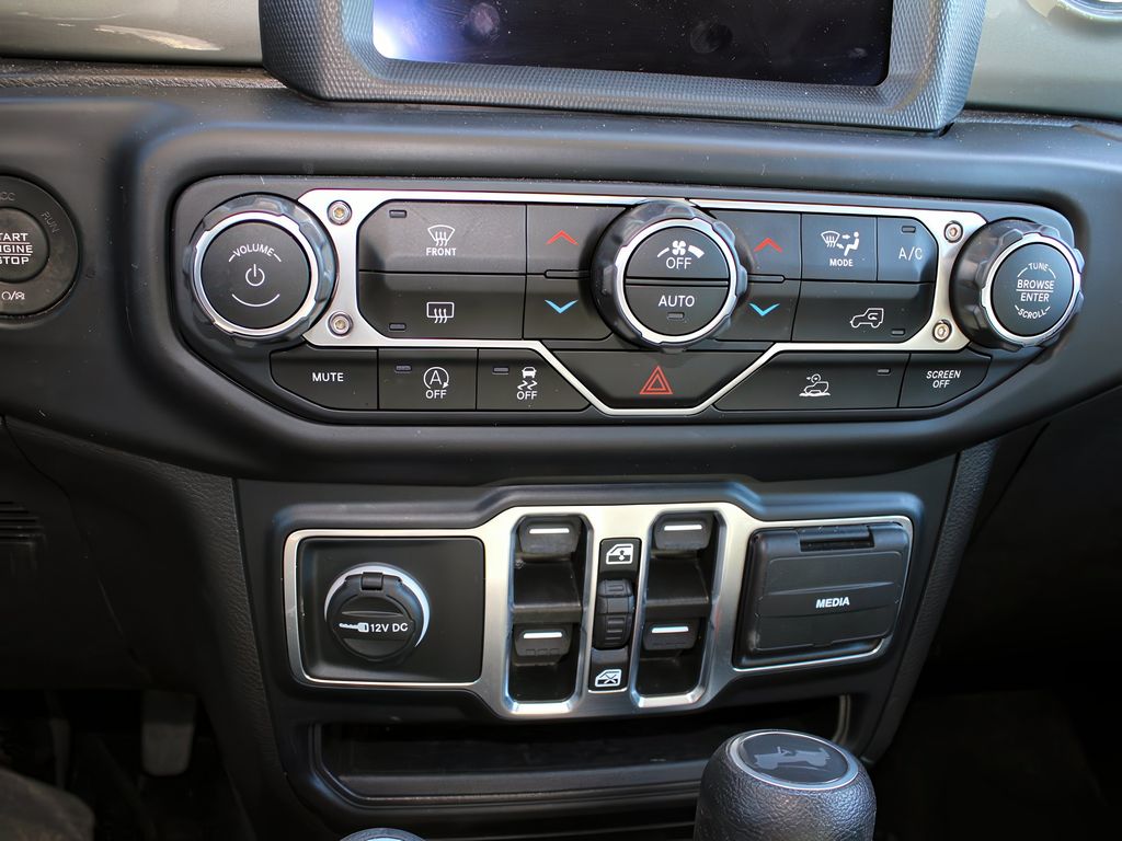 2023 Jeep Wrangler Sahara photo 17