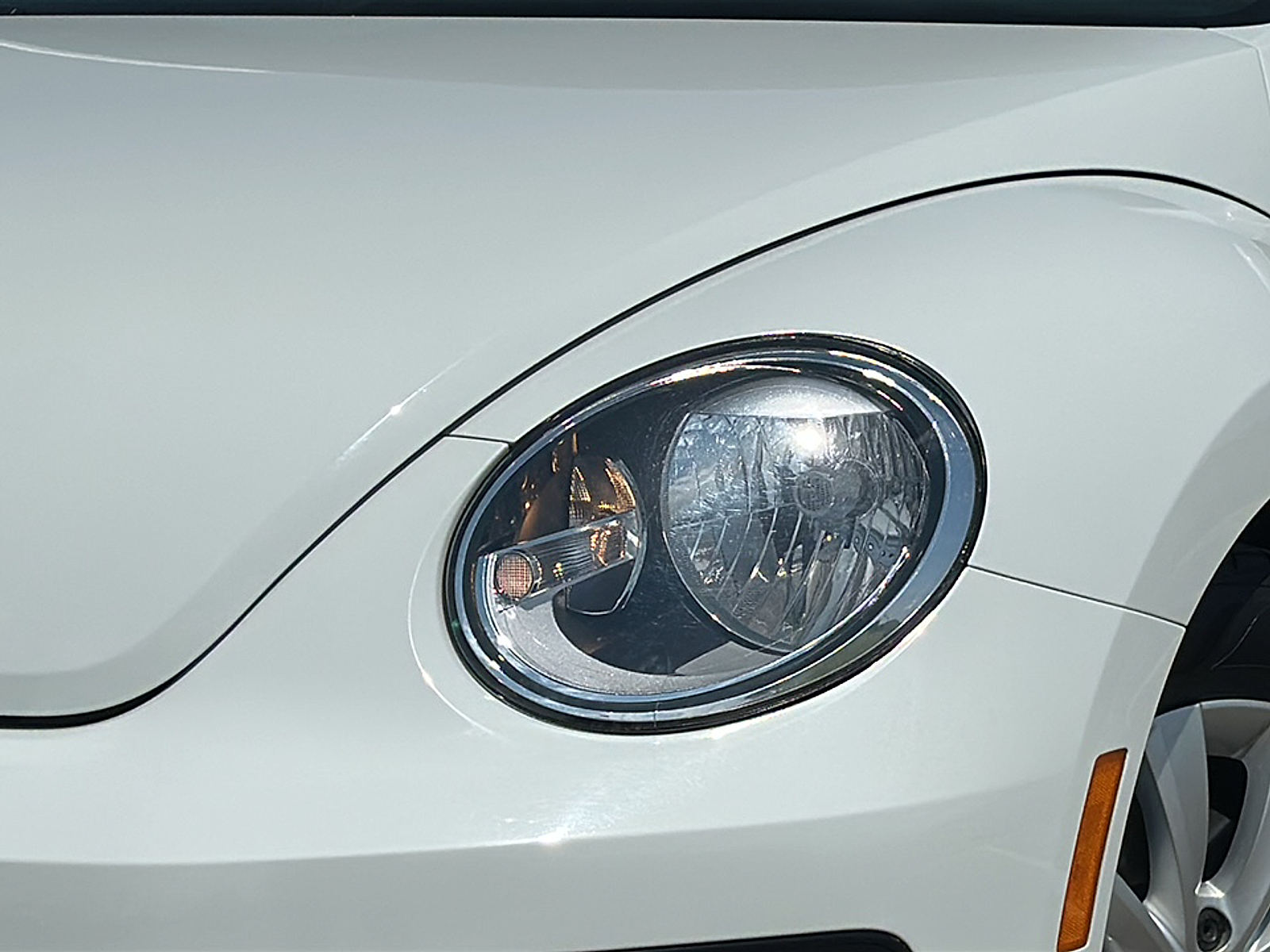2019 Volkswagen Beetle S photo 2