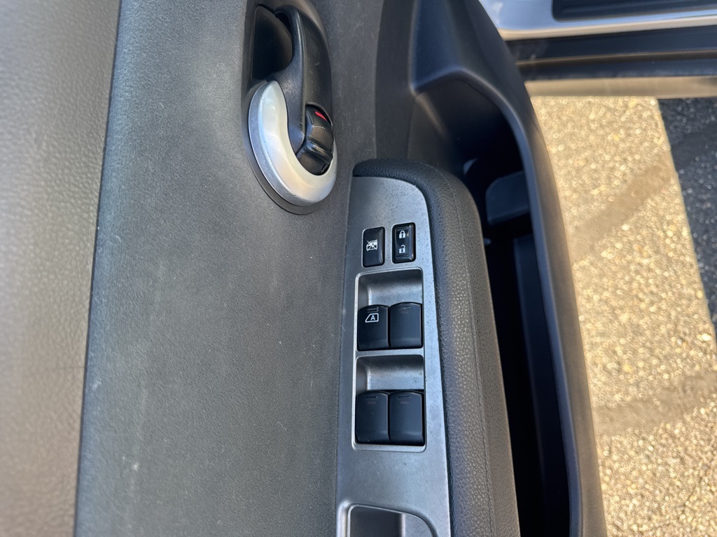 2012 Nissan Versa 1.8 S photo 12