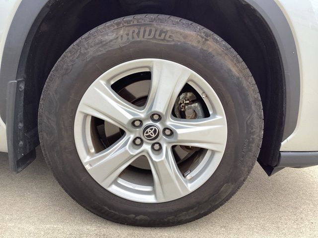 2023 Toyota Highlander Hybrid LE photo 13