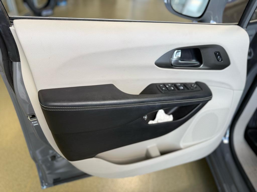 2021 Chrysler Pacifica Hybrid Touring L photo 6