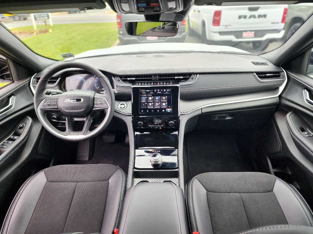 2025 Jeep Grand Cherokee Altitude X photo 2