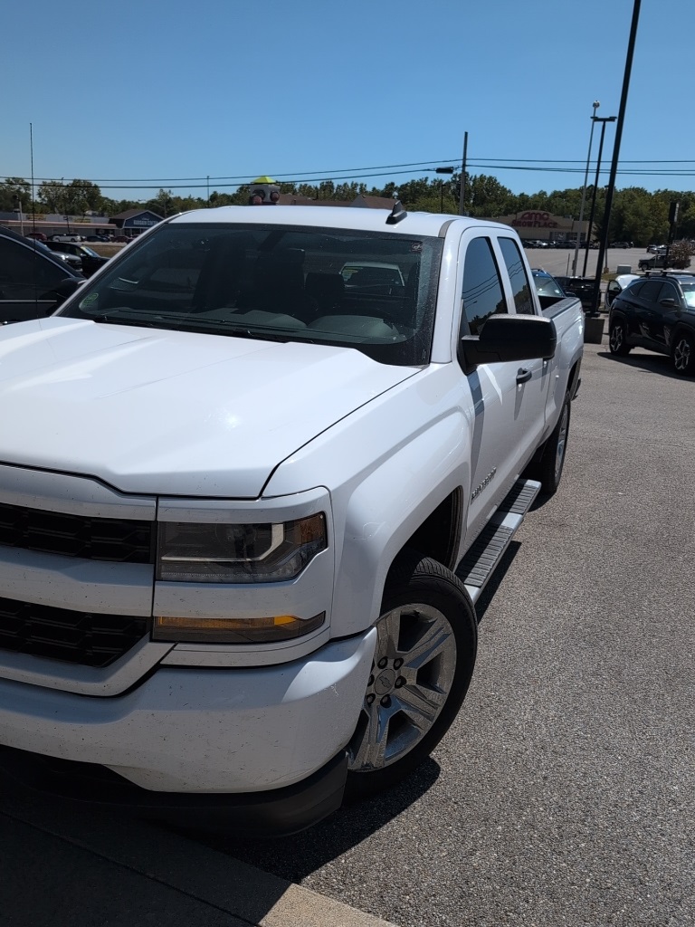 2018 Chevrolet Silverado 1500 Custom photo 2