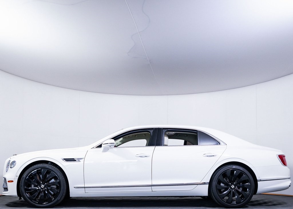 Used 2022 Glacier White Bentley V8 image 4