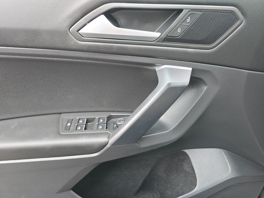2021 Volkswagen Tiguan SE photo 24