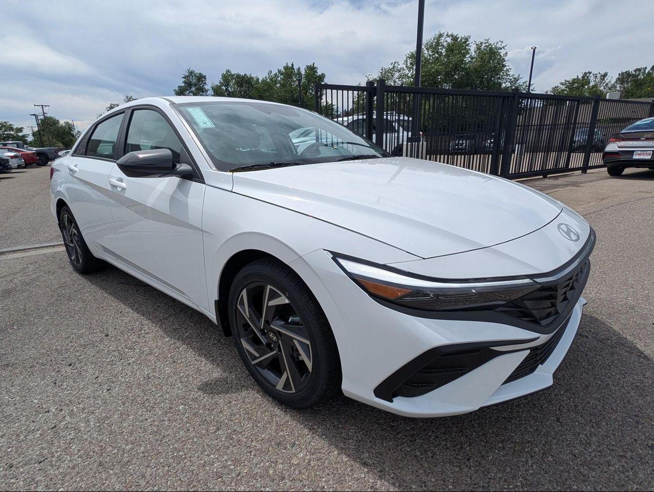 2025 Hyundai Elantra SEL Sport photo 8