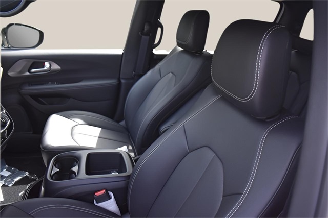 2025 Chrysler Pacifica photo 11
