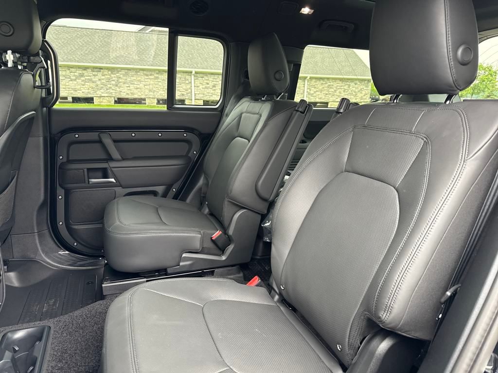 2025 Land Rover Defender 130 X-Dynamic SE photo 14