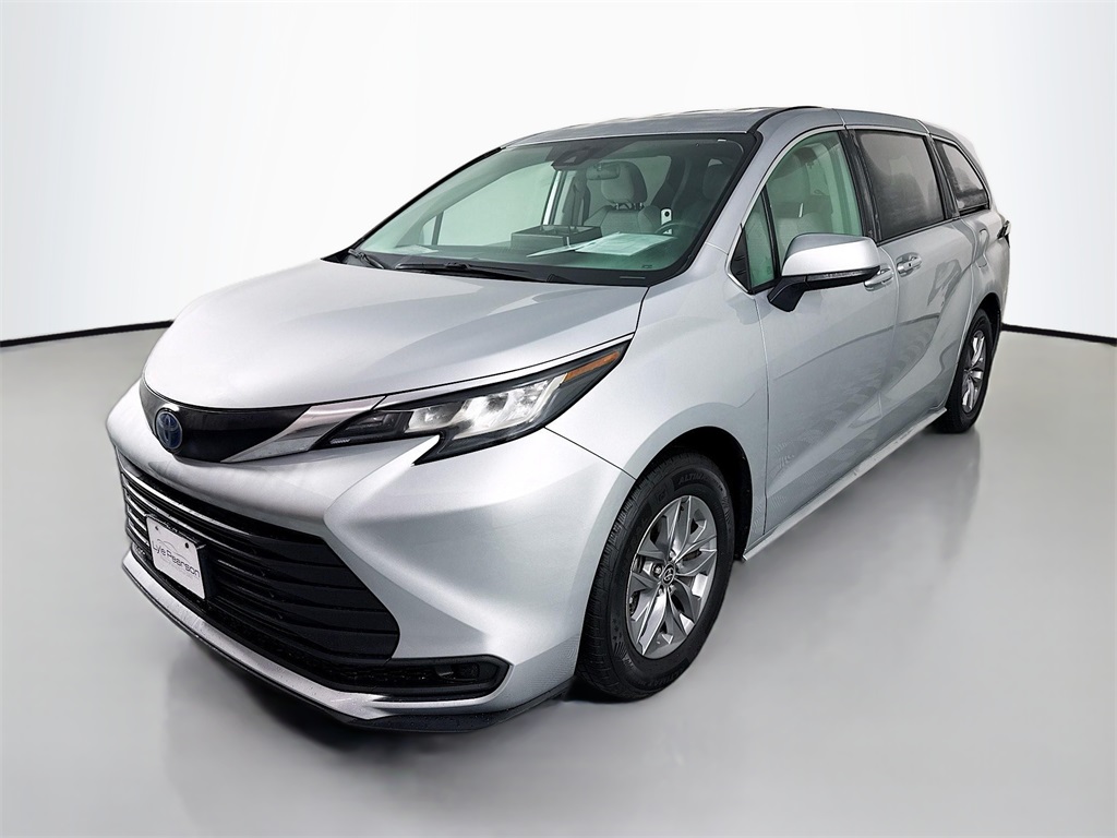 2022 Toyota Sienna LE's photo