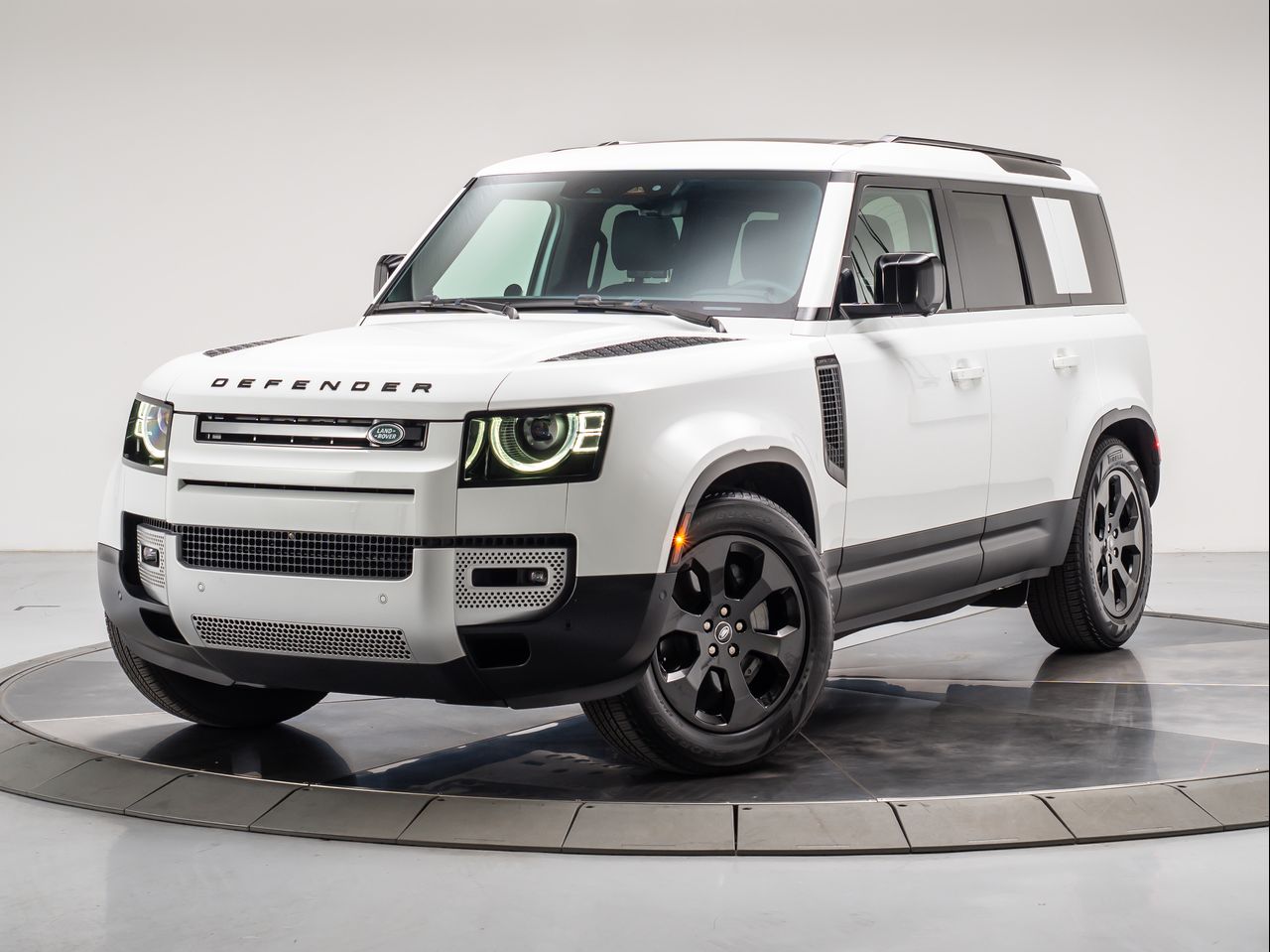 2025 Land Rover Defender S's photo