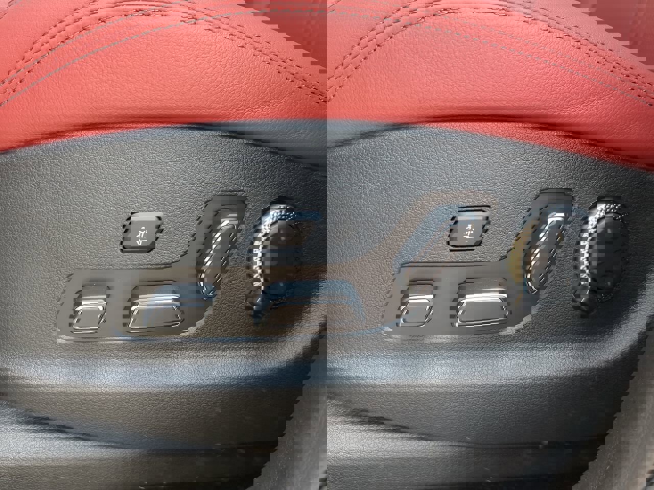 2025 Genesis GV70 2.5T Sport Prestige photo 18