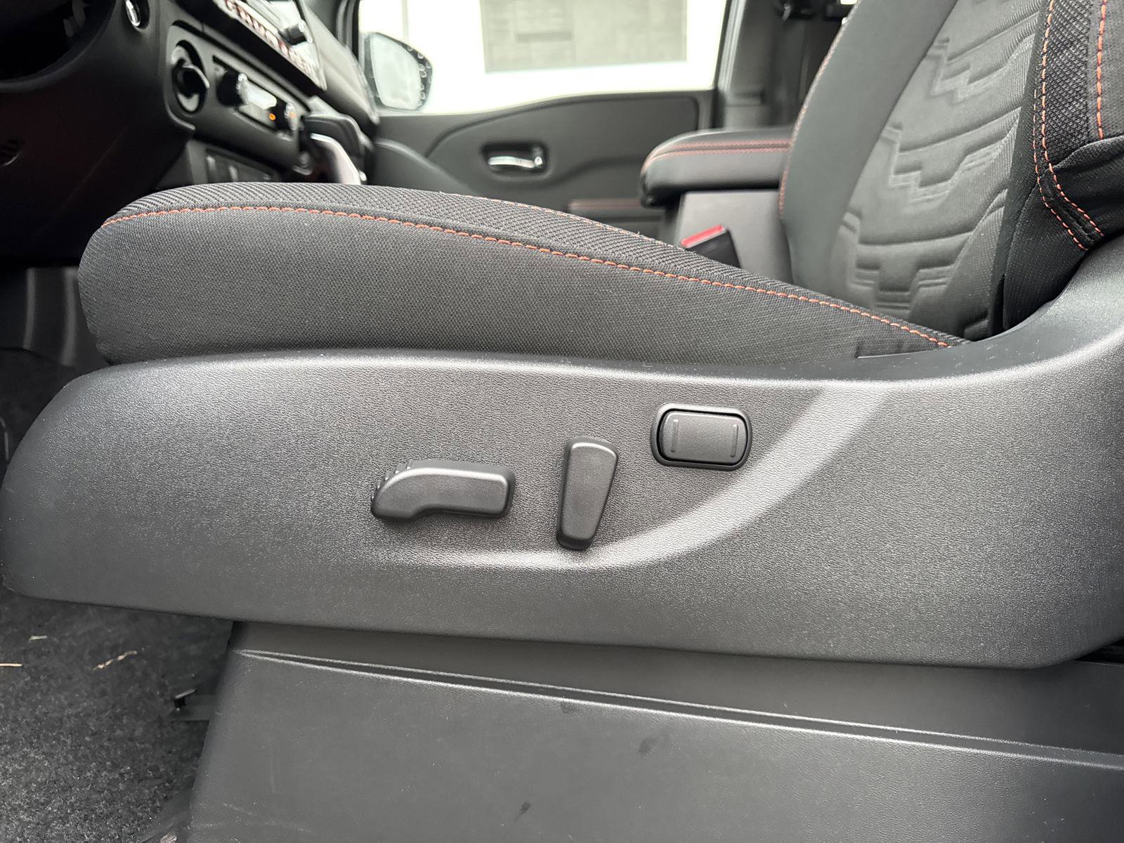 2025 Nissan Frontier PRO-4X photo 9