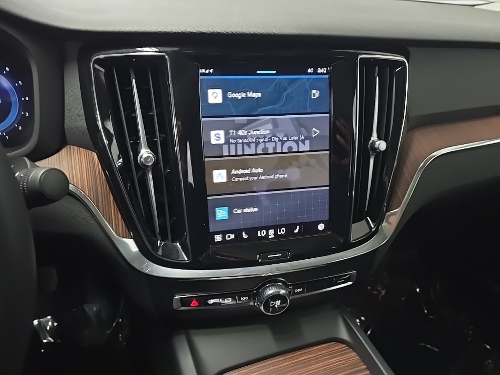 2024 Volvo S60 B5 Plus photo 25