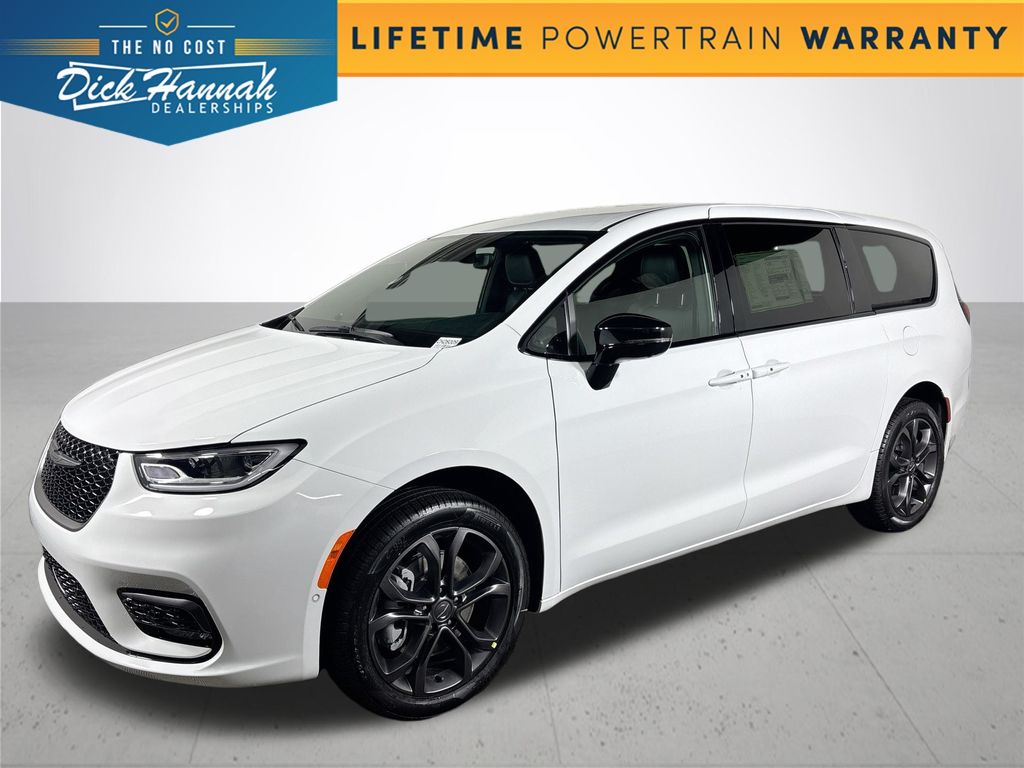 2026 Chrysler Pacifica Select's photo