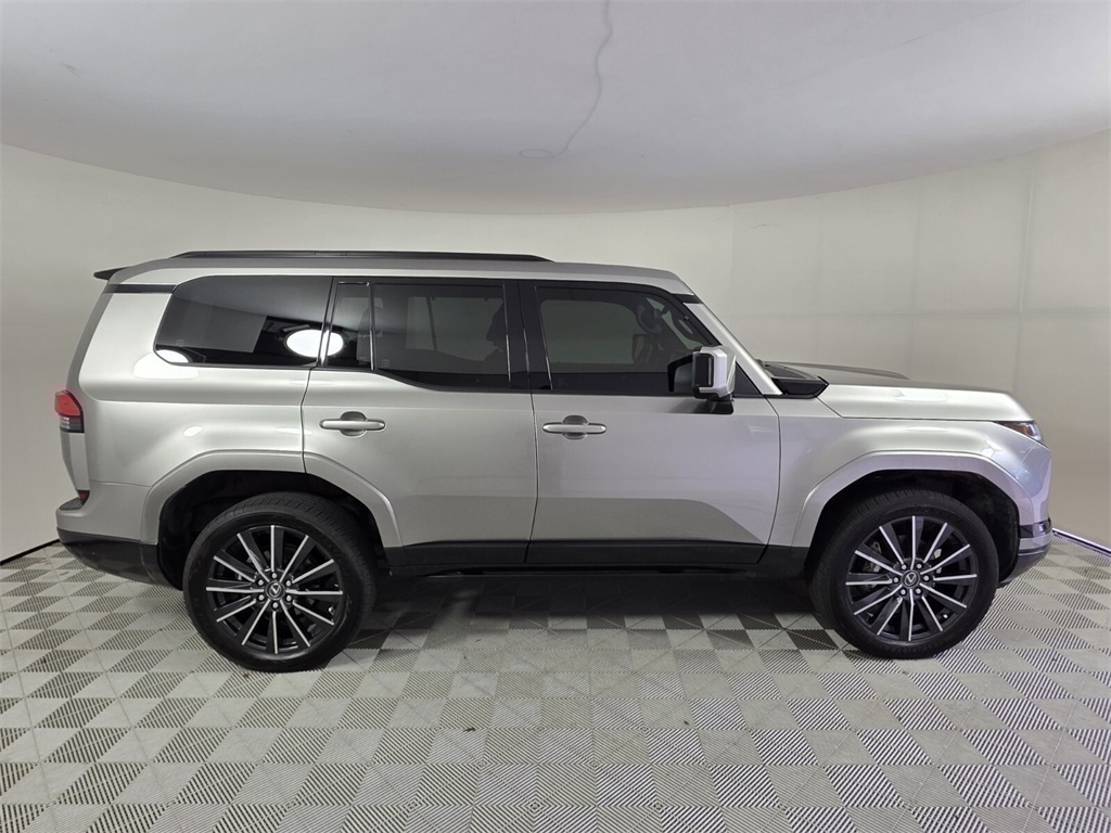 2024 Lexus GX 550 Luxury photo 3