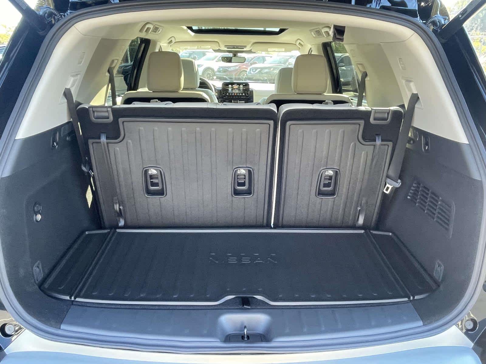 2025 Nissan Pathfinder SL photo 16