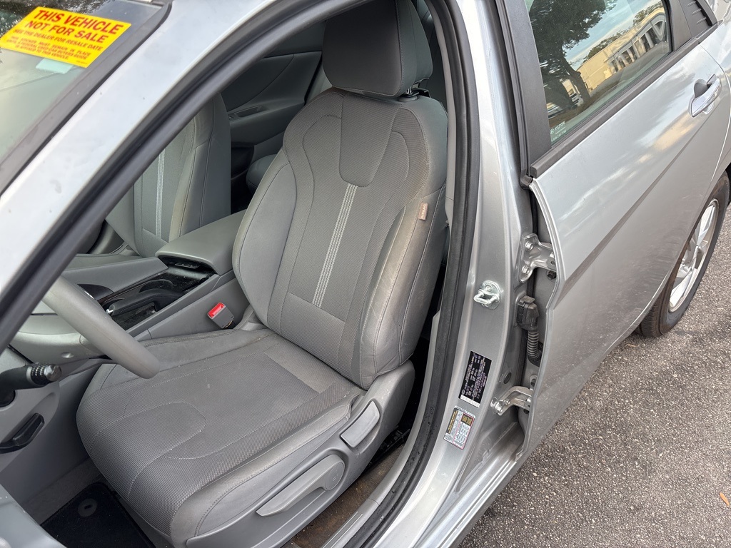 2023 Hyundai Elantra SE photo 2