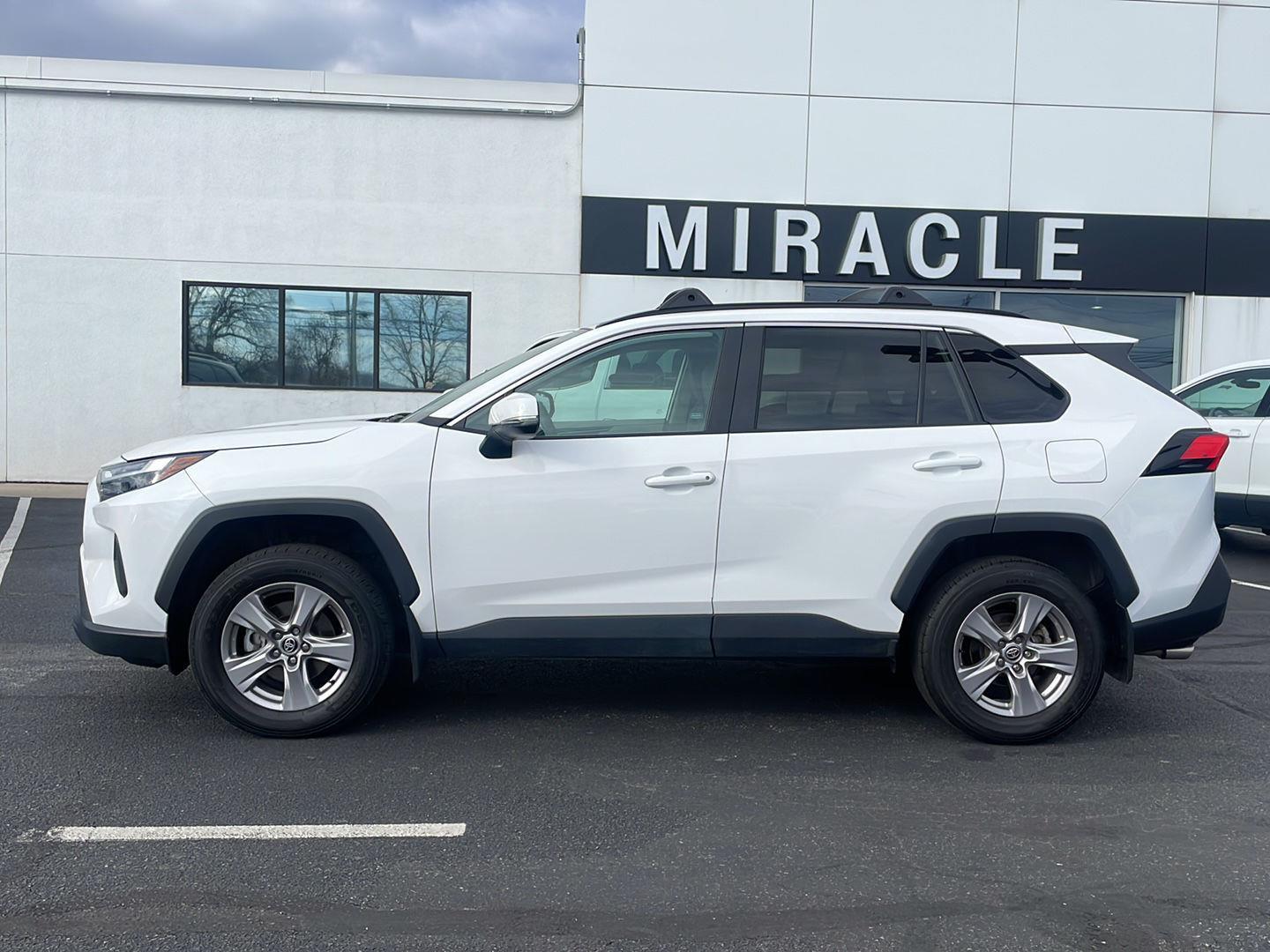 2024 Toyota RAV4 XLE photo 2