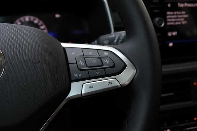 2025 Volkswagen Taos SE photo 4