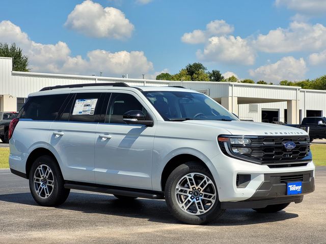 2025 Ford Expedition photo 2