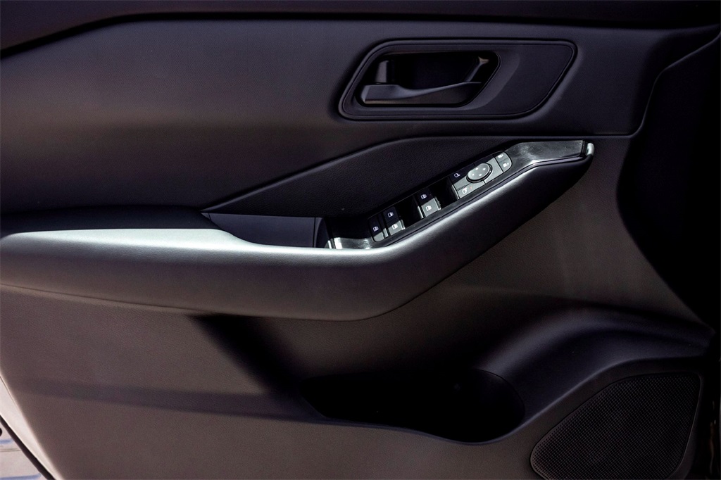 2025 Nissan Rogue S photo 6
