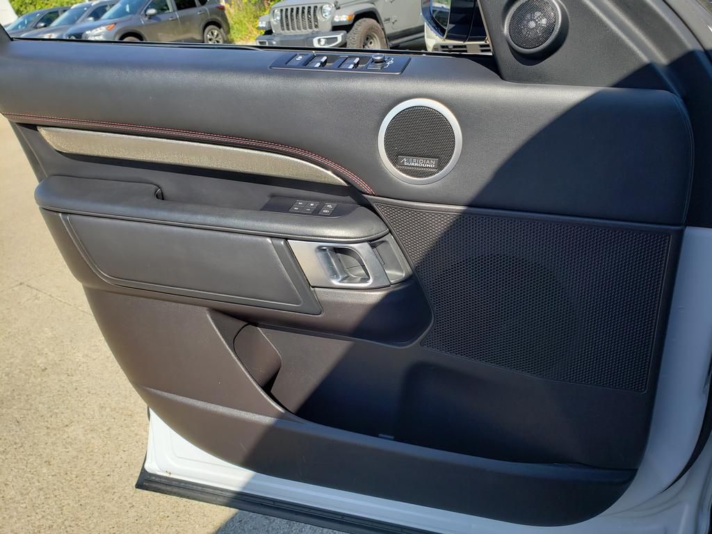 2018 Land Rover Discovery HSE photo 16