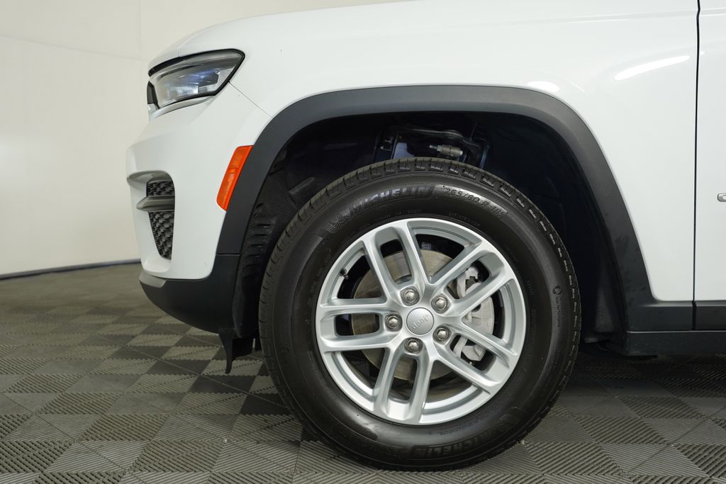 Used 2025 White Jeep Laredo image 6