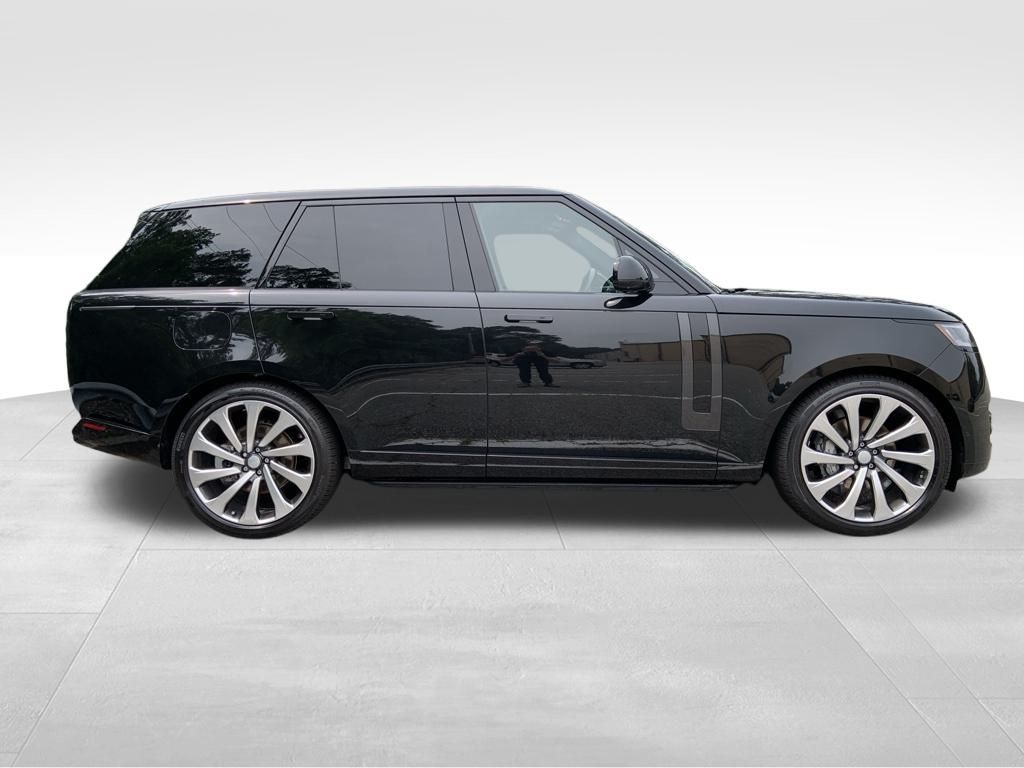 2025 Land Rover Range Rover SE photo 4