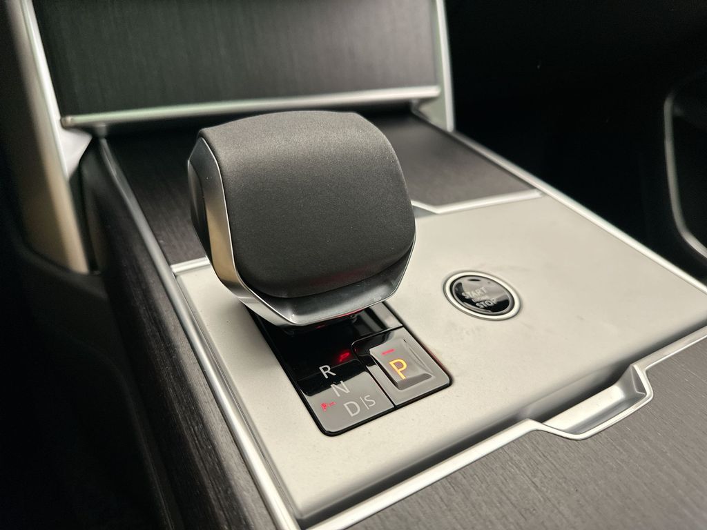 2025 Land Rover Range Rover SE photo 12