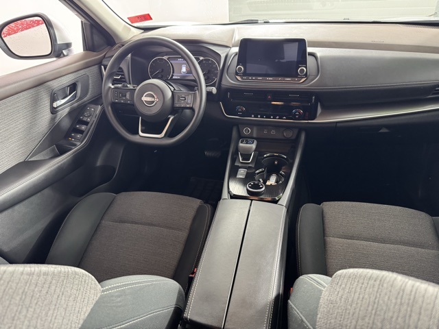 2022 Nissan Rogue SV photo 2