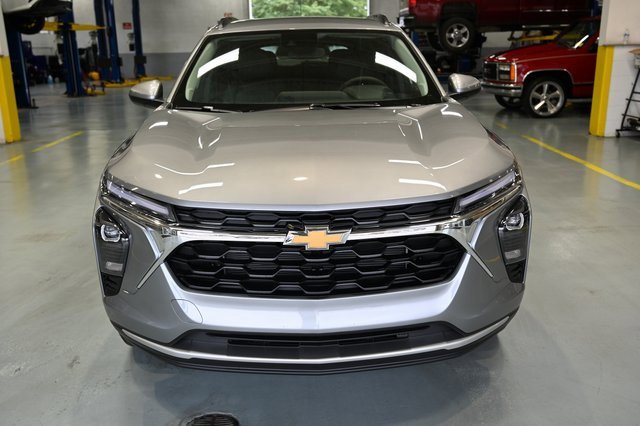 2025 Chevrolet Trax LT photo 2