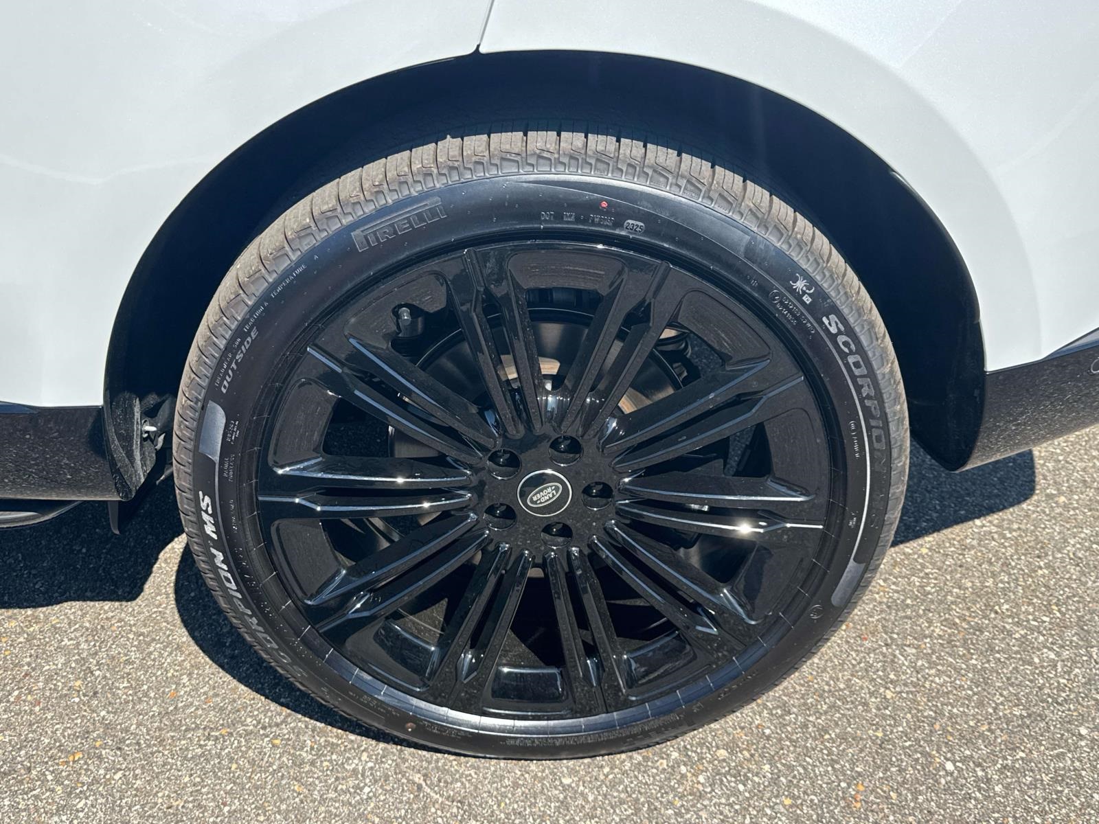 2025 Land Rover Range Rover SE photo 2