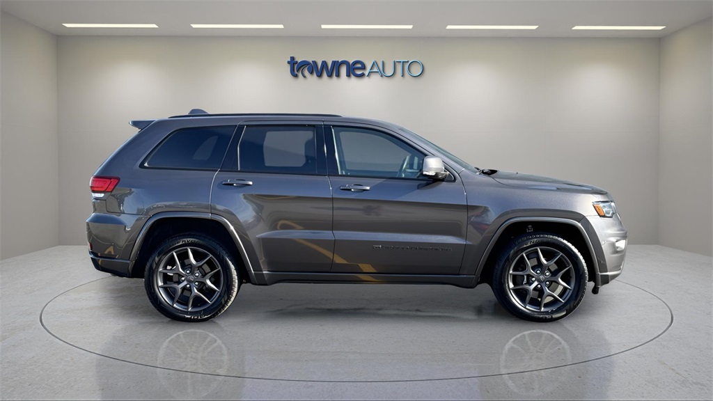 2021 Jeep Grand Cherokee Anniversary Edition photo 4