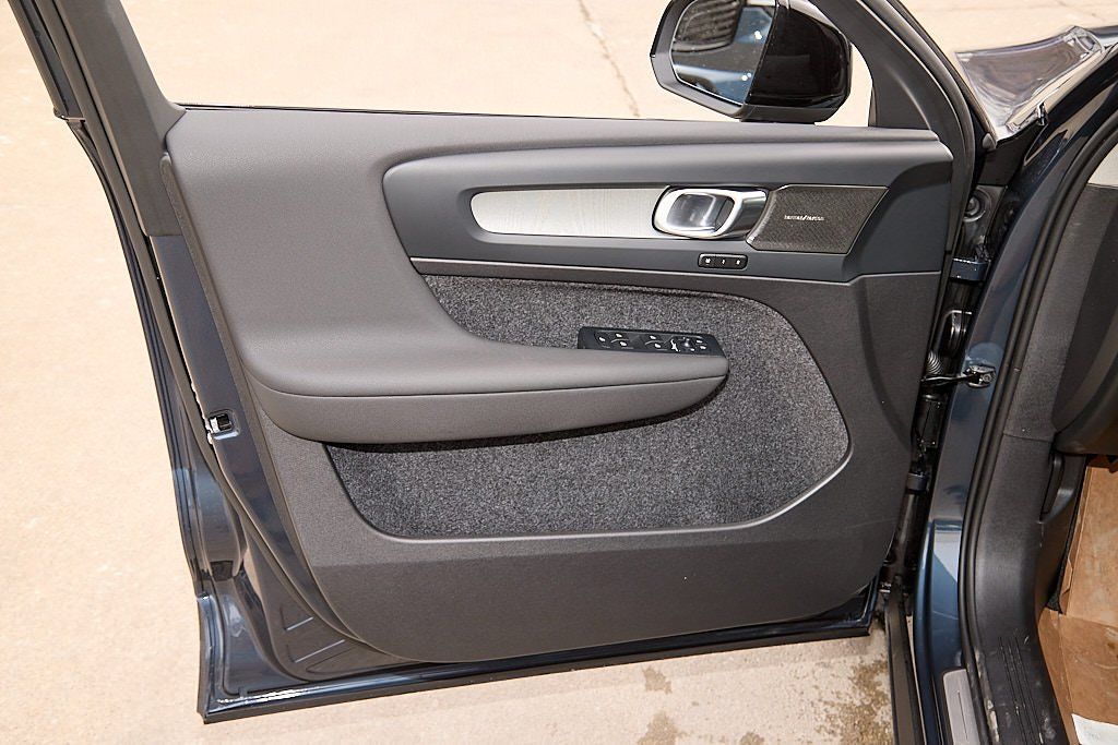 2026 VOLVO XC40 - Image 9