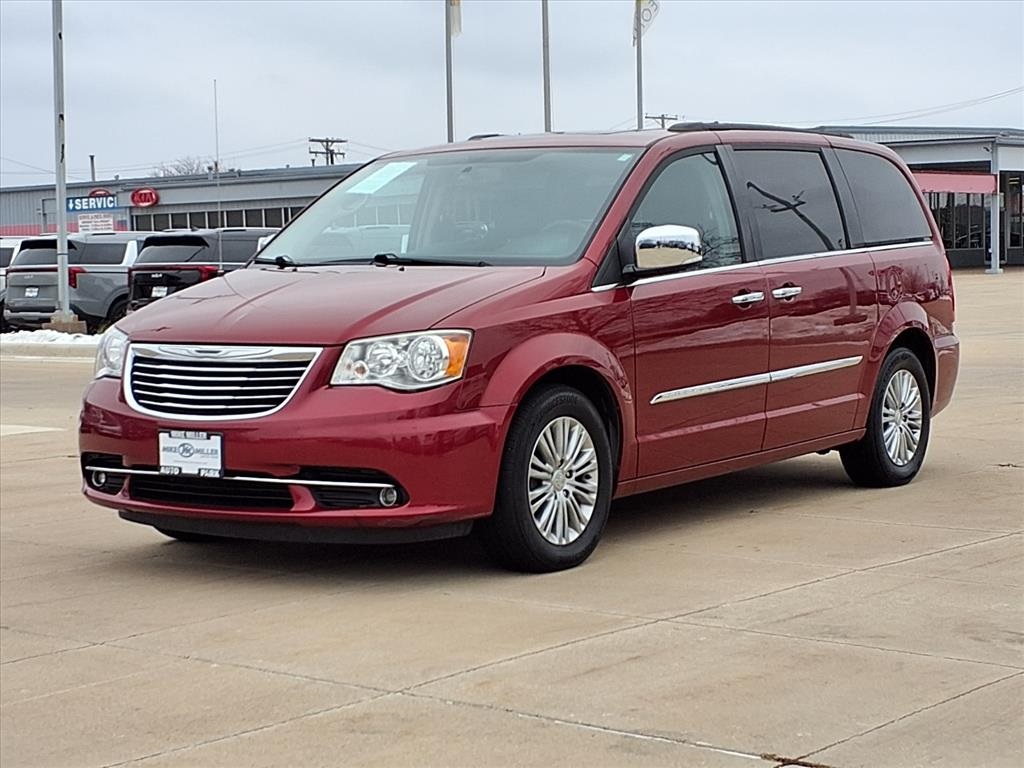 2016 Chrysler Town & Country Anniversary Edition's photo