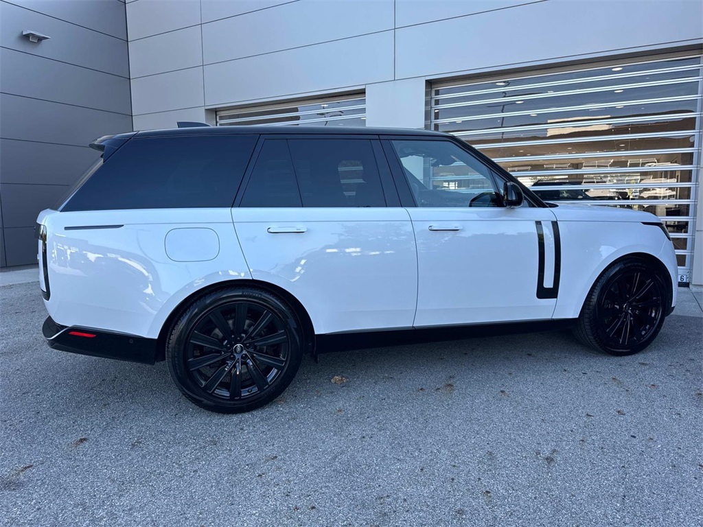 2023 Land Rover Range Rover SE photo 8