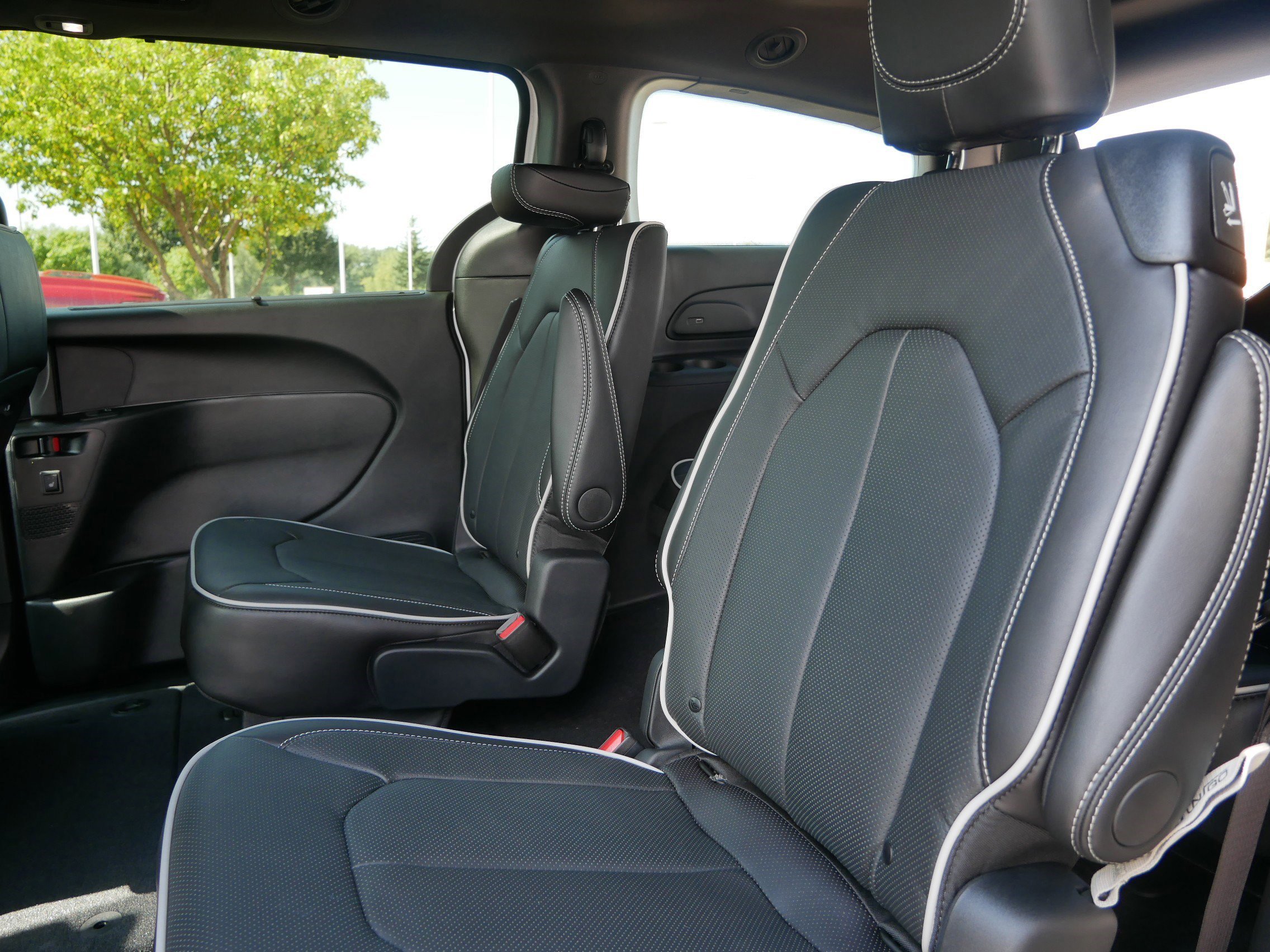 2026 Chrysler Pacifica Limited photo 10