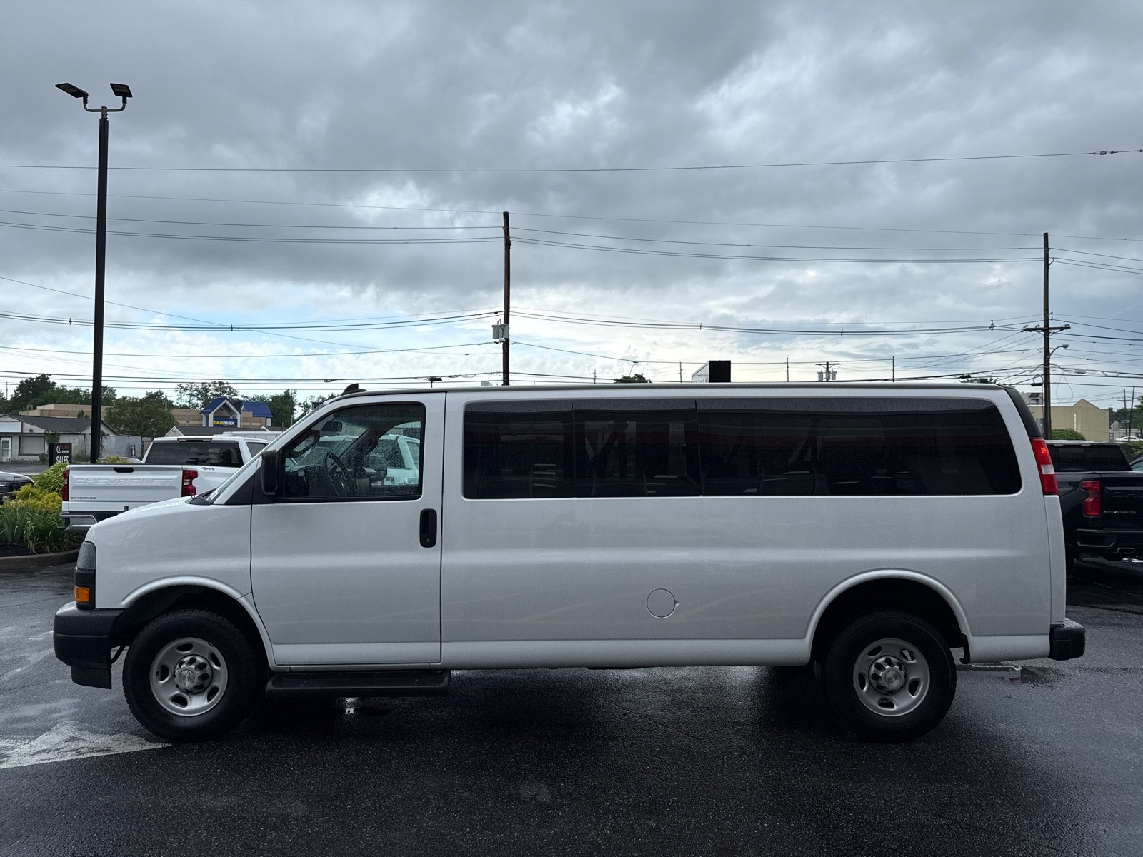 2022 Chevrolet Express 3500 Passenger LS photo 4