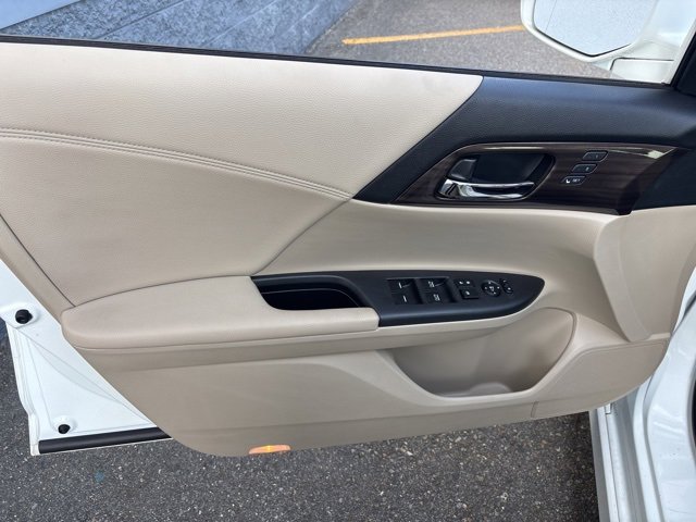 2017 Honda Accord Hybrid Touring photo 9
